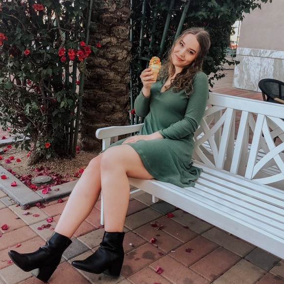 Meet your Posher, Caroline - Picture 1 of 1